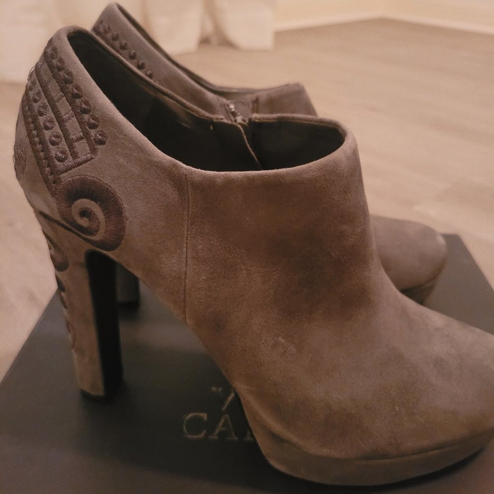 Gianni Bini Gray Suede Embroidered Platform Heel Zippered Booties Size 10